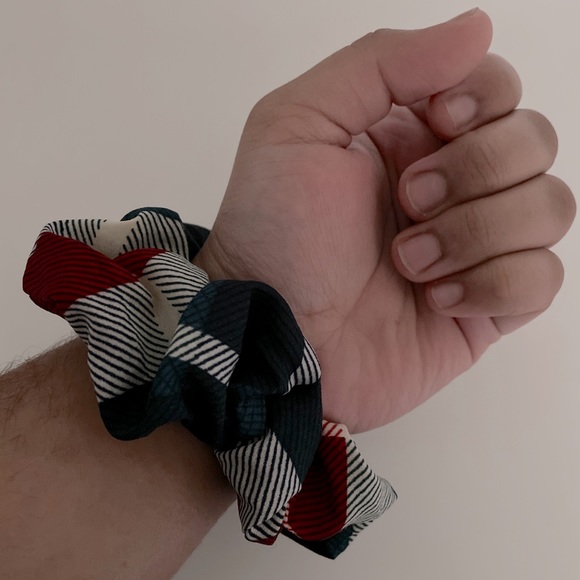 Plaid Patterned Scrunchie Set - Picture 2 of 5